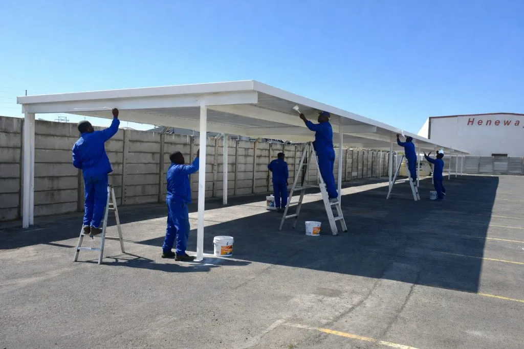 Dan-Neil team completing an outdoor-cover installation