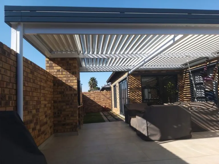 Adjustable aluminium louvre awning